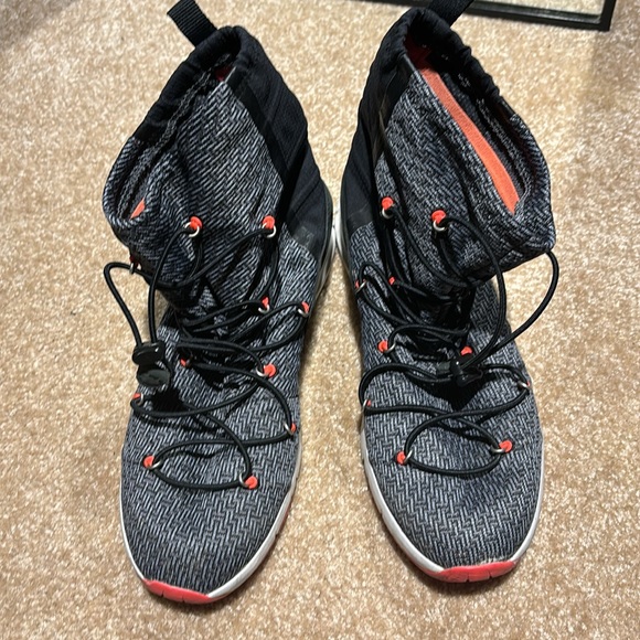 Under Armour- Grey boot 8-9 - Picture 7 of 7